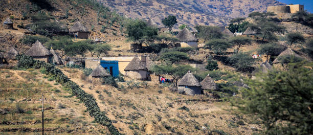 маленькая местная деревня с типичными домами керен - bilin стоковые фото и изо�бражения