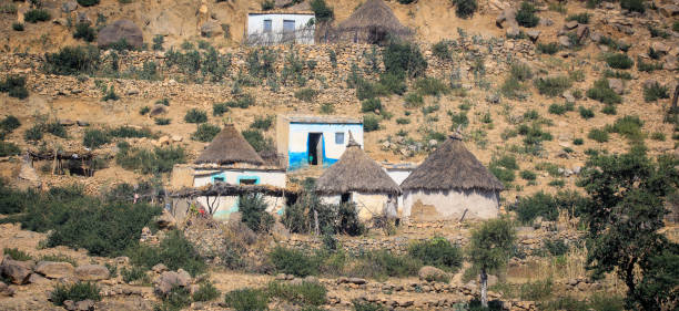 маленькая местная деревня с типичными домами керен - bilin стоковые фото и изображения