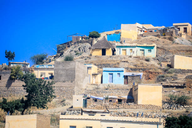 pequena vila local com casas típicas de keren - bilin - fotografias e filmes do acervo