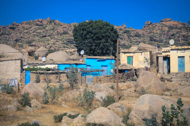 маленькая местная деревня с типичными домами керен - bilin стоковые фото и изображения