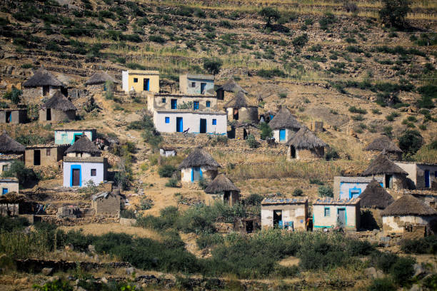 pequena vila local com casas típicas de keren - bilin - fotografias e filmes do acervo