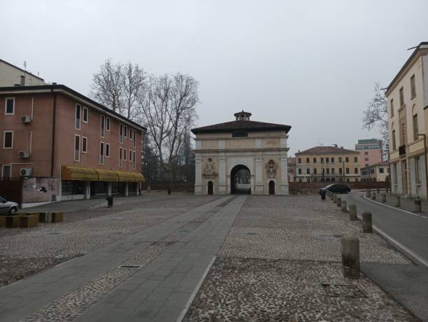 istock PORTA PORTELLO CON VICINA PIAZZA E SCALINATA A PADOVA VENETO ITALIA 1392497270