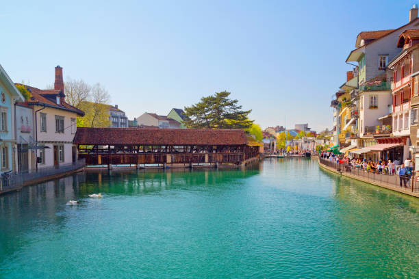 vista della città di thun, alpi, svizzera - thun cityscape famous place switzerland foto e immagini stock