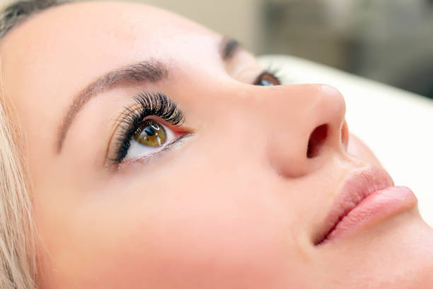 procedura di estensione delle ciglia. occhio di donna con ciglia lunghe. primo piano - 4694 foto e immagini stock