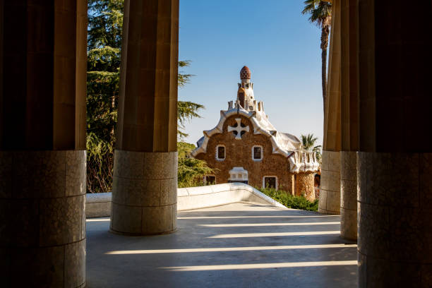 casa di pan di zenzero di antonio gaudi nel parco güell, barcellona. - antonio gaudi outdoors horizontal barcelona foto e immagini stock