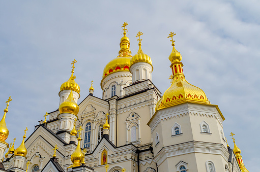 El complejo del monasterio ortodoxo de Pochaiv Lavra. Edificios religiosos. Vista inferior de cúpulas doradas con cruces. Ucrania, 2022. photo