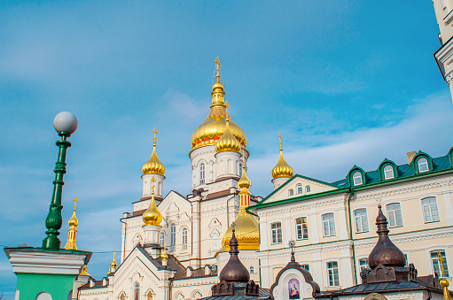 Catedral cristiana ortodoxa con cúpulas doradas. Perfil.  Edificios religiosos. Santa Dormición Pochaiv Lavra en Ucrania. photo