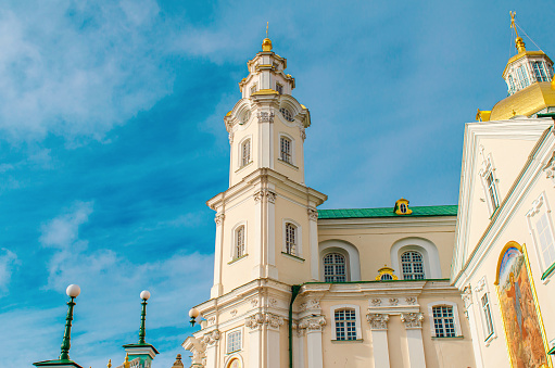 Vista inferior de la Iglesia Ortodoxa. Paredes estampadas, cúpulas doradas, cruces. Ventanas de arco. Pochaiv, Ucrania. photo