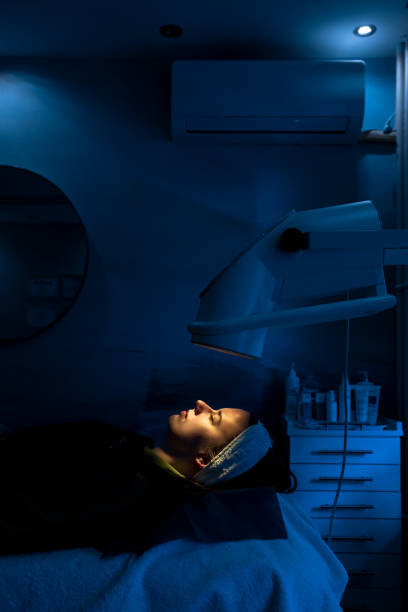 istock Light infrared therapy. Cosmetology head procedure. 1392524591