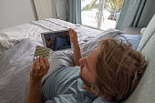 mann-im-bett-der-einen-arzt-mit-hilfe-von-technologie-konsultiert-telemedizin.jpg?b=1&s=170x170&k=20&c=J6iXYE5NoX_-33pzegeJx9zWf3mhEeQVjEVi6mncYuQ=