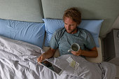 mann-im-bett-der-einen-arzt-mit-hilfe-von-technologie-konsultiert-telemedizin.jpg?b=1&s=170x170&k=20&c=9ENIdasxXYr_83fepGsWfusWkZvpXut6xUGV4fJAwwU=