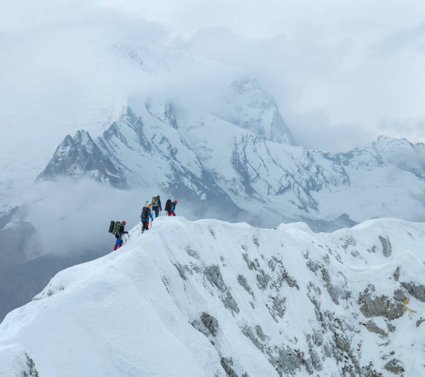 aventure d'alpinisme - exploration group of people hiking climbing photos et images de collection