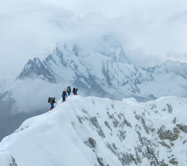 di alpinismo avventura - exploration mountain teamwork mountain peak foto e immagini stock