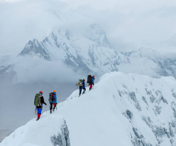 istock Team of mountaineers 1392528554