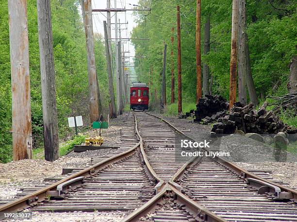 오래된 붉은 트롤리 기차에 대한 스톡 사진 및 기타 이미지 - 기차, 밝은 빛, 복고풍