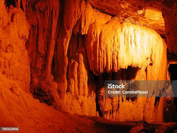 Foto de Caverna e mais fotos de stock de Catalunha - Catalunha, Espanha, Espeleologia - Atividades ao Ar Livre