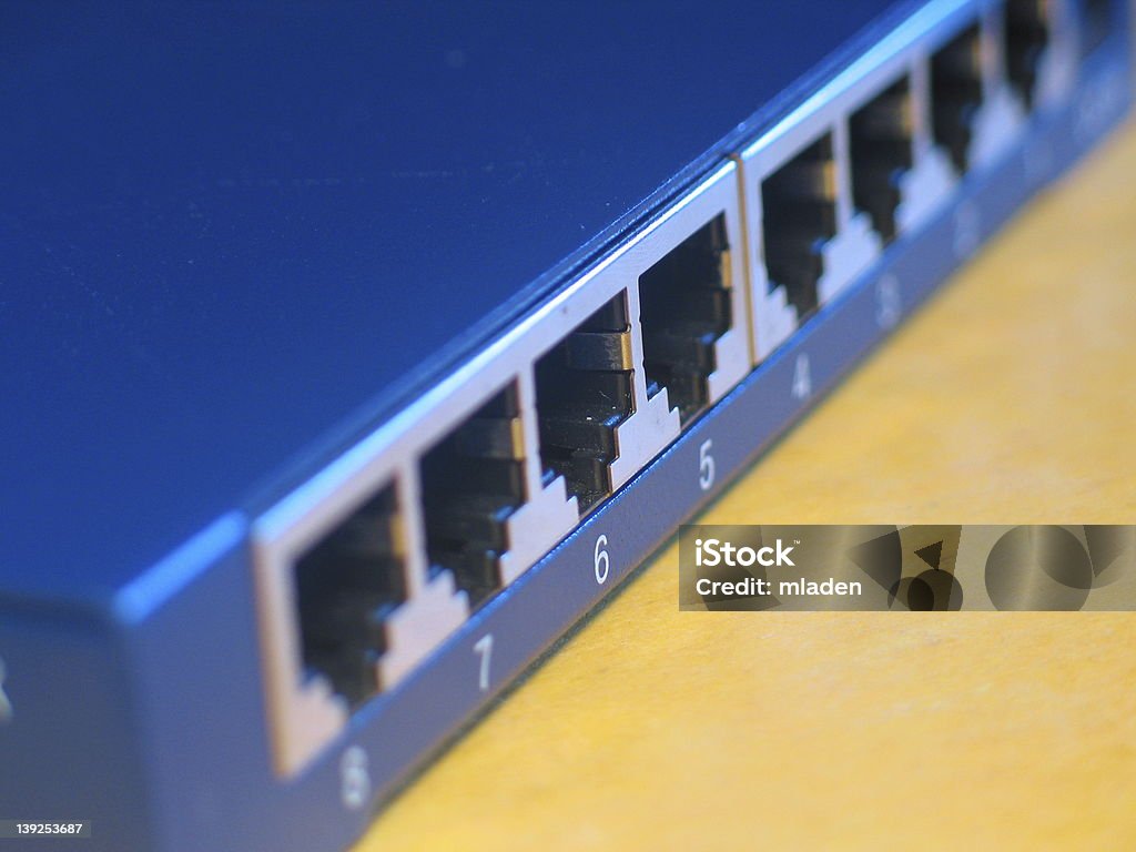 8 Socket Hub di rete due - Foto stock royalty-free di Attrezzatura elettronica