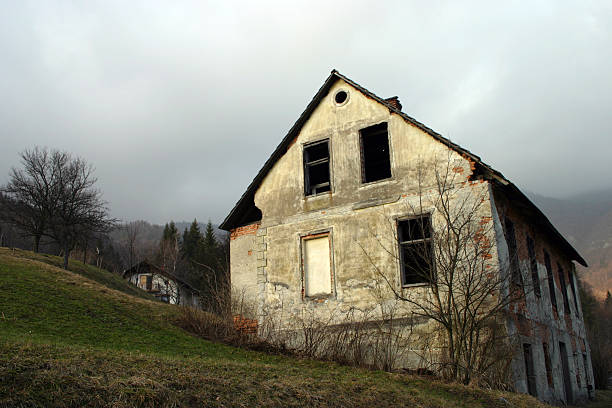Antiga casa abandonada - foto de acervo