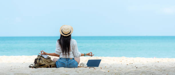lifestyle freiberufliche frau entspannen und sitzen meditation am strand.  asiatische menschen, die den laptop benutzen, arbeiten für den erfolg und gemeinsam ihren arbeitsvertreib - zen like meditating yoga business stock-fotos und bilder