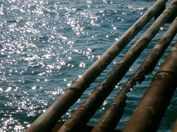 rusty canal - pipeline sea flange water - fotografias e filmes do acervo