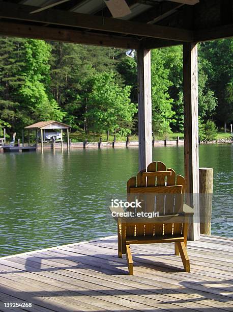 Photo libre de droit de Garage Pour Bateaux Avec Vue banque d'images et plus d'images libres de droit de Arbre - Arbre, Caroline du Nord - État américain, Chaise