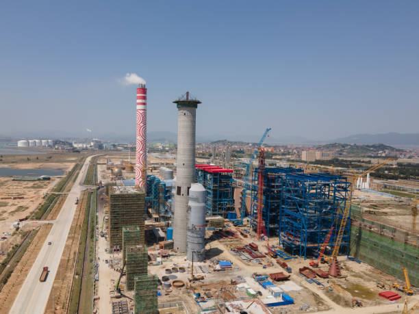 widok z lotu ptaka na teren niedokończonego zakładu chemicznego - fuel storage tank industrial building construction development zdjęcia i obrazy z banku zdjęć