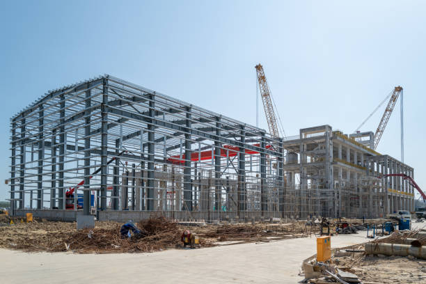 taller de estructura de acero sin terminar de gran fábrica - construction concrete large building activity fotografías e imágenes de stock