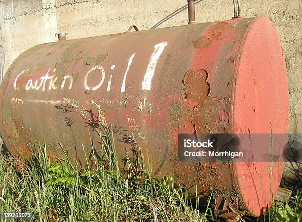 Vecchio Tank - Fotografie stock e altre immagini di Arrugginito - Arrugginito, Barile, Barile di metallo