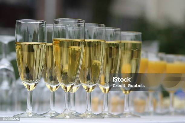 Copas De Champaña Foto de stock y más banco de imágenes de Bebida - Bebida, Bebida alcohólica, Celebración - Ocasión especial