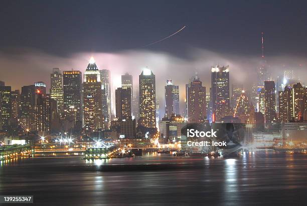 霧ローリングニューヨーク - かすみのストックフォトや画像を多数ご用意 - かすみ, ニューヨーク市, 夜