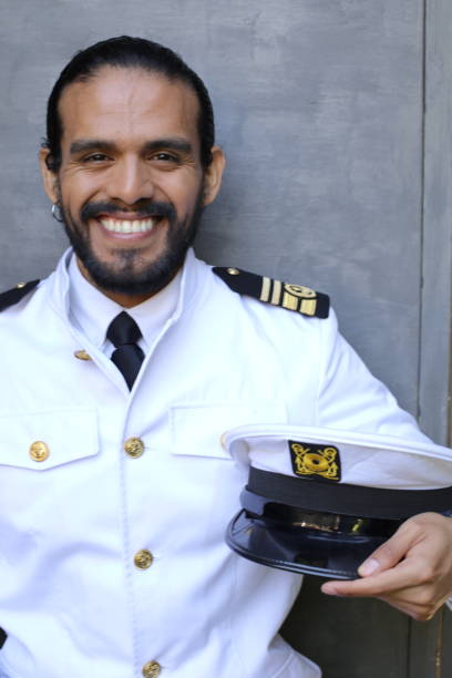 capitaine de navire attrayant avec un uniforme élégant - black and white military uniform headwear one person photos et images de collection