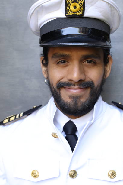 capitaine de navire attrayant avec un uniforme élégant - black and white military uniform headwear one person photos et images de collection