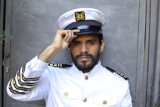 capitaine de navire attrayant avec un uniforme élégant - black and white military uniform headwear one person photos et images de collection