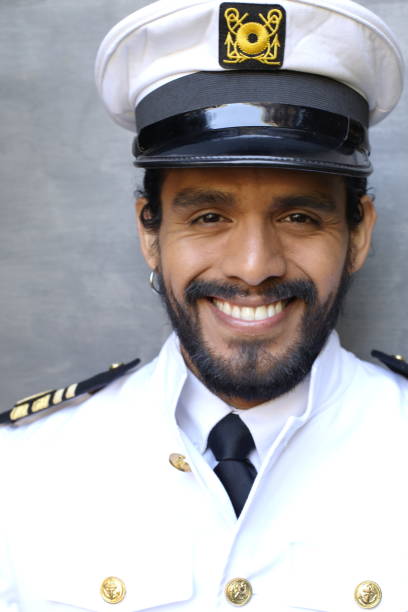 capitaine de navire attrayant avec un uniforme élégant - black and white military uniform headwear one person photos et images de collection