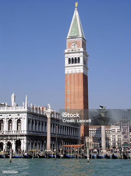 Dorge Palace En Venecia Foto de stock y más banco de imágenes de Agua - Agua, Aguja - Chapitel, Canal - Corriente de agua