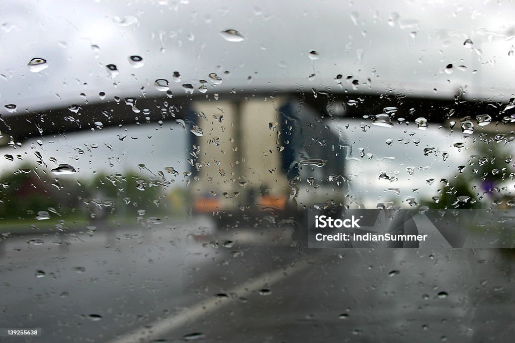 Conduite sous la pluie IV - Photo de Monter au panier libre de droits