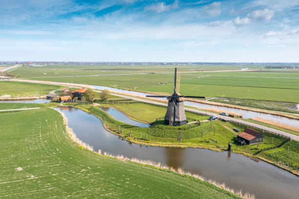 paisaje típico de pólder holandés con molino de viento - netherlands dyke polder aerial view fotografías e imágenes de stock