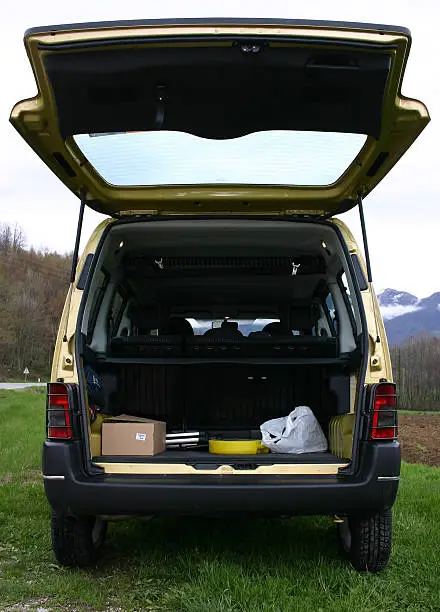 trunk with some things of peugeot partner vtc