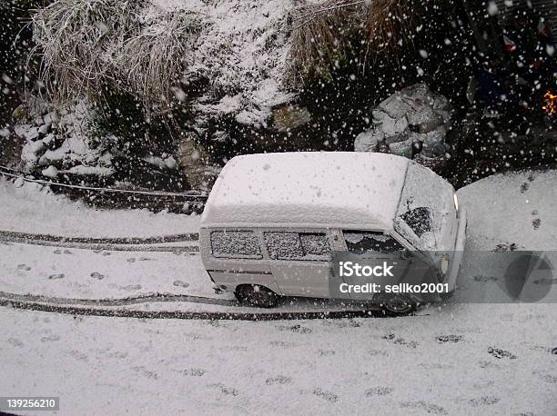 Neve Road - Fotografie stock e altre immagini di Ambientazione esterna - Ambientazione esterna, Automobile, Bianco