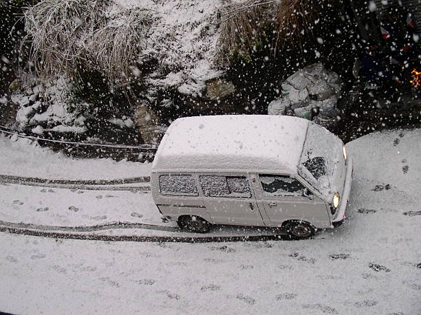 雪 road - car skidding snow india ストックフォトと画像