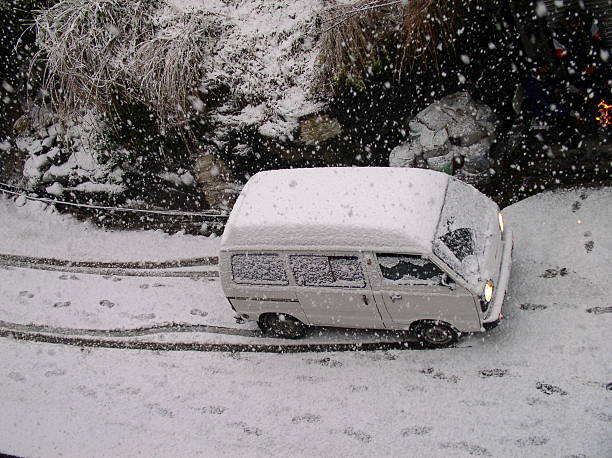 снег road - car skidding snow india стоковые фото и изображения
