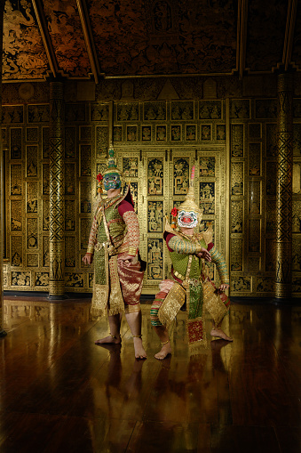 Khon, Is a classical Thai dance in a mask. In Ramayana literature, this is the battle between the ravana and Hanuman.
