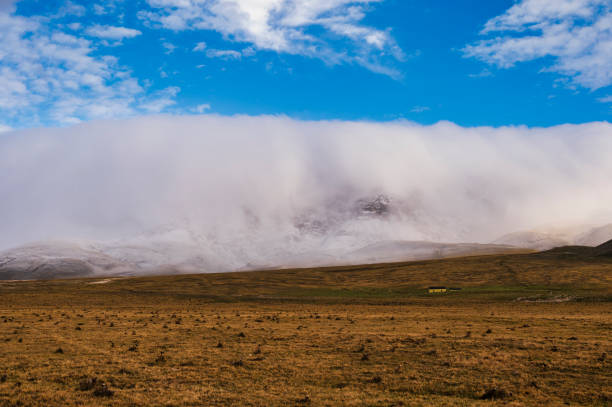 gran sasso e della laga park narodowy monti - apennines beauty in nature grass plateau zdjęcia i obrazy z banku zdjęć