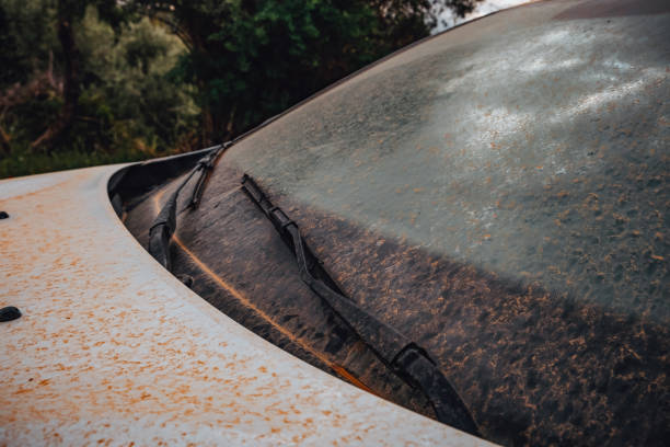 carro sujo após chuva de lama - mud car wet horizontal - fotografias e filmes do acervo