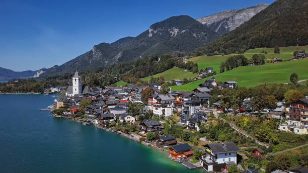 vista aerea della città di saint wolfgang im salzkammergut sul wolfgangsee, alta austria. - wolfgangsee foto e immagini stock