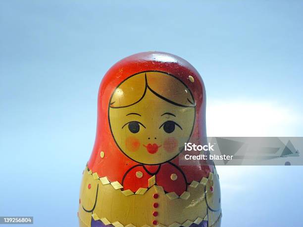 Russische Puppe Rot Stockfoto und mehr Bilder von Babuschka-Kopftuch - Babuschka-Kopftuch, Fotografie, Freisteller – Neutraler Hintergrund