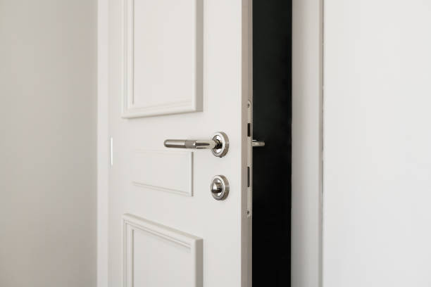 puerta de baño blanca ligeramente abierta o entreabierta - puertas baños fotografías e imágenes de stock