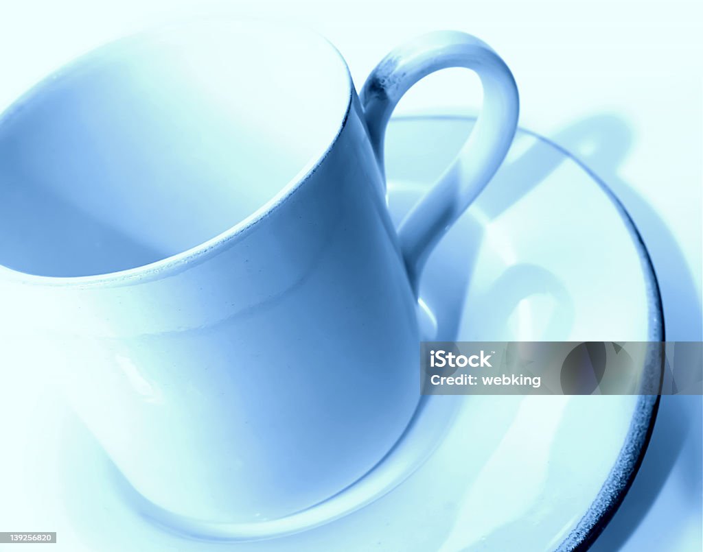 Bleu teint et une tasse à café - Photo de Assiette libre de droits