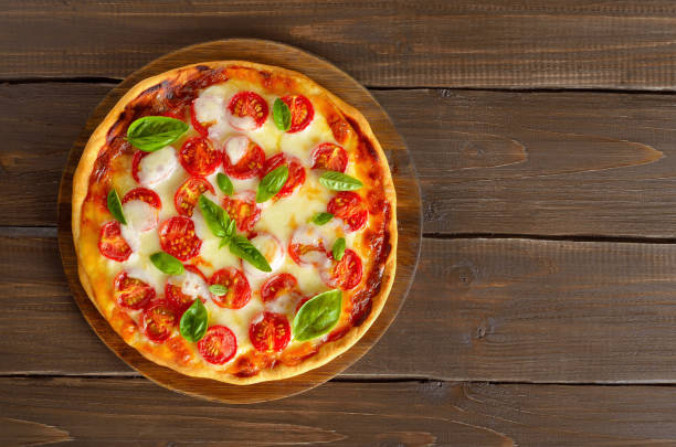 pizza margarita su sfondo legno - pizza margherita foto e immagini stock