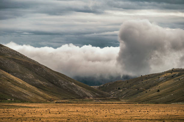 гран-сассо и монти-делла-лага национальный парк - apennines beauty in nature grass plateau стоковые фото и изображения